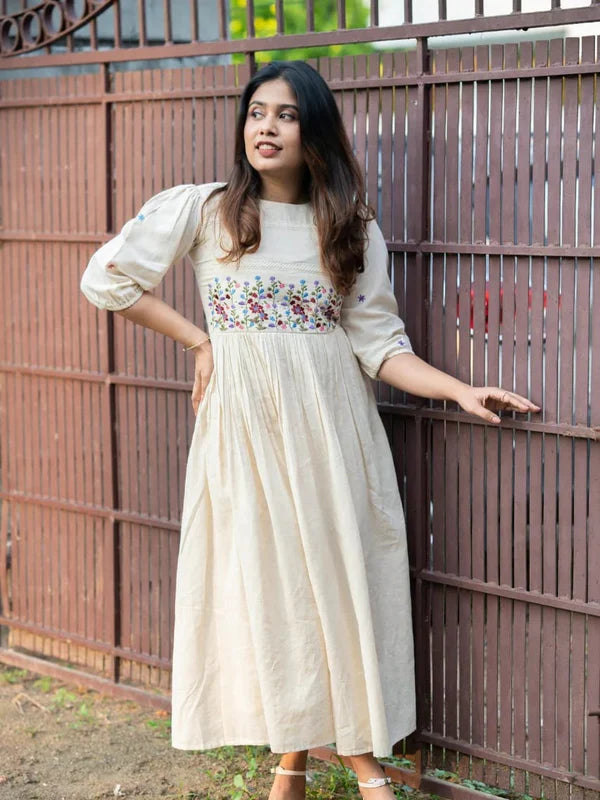 NOOR-E-KHAAS – ELEGANT OFF-WHITE SUMMER DRESS